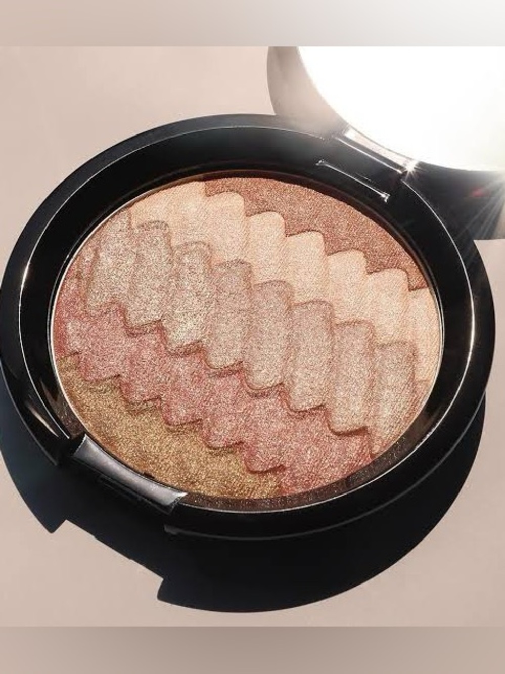 ✨NEW IN BOX BECCA shimmering skin perfector pressed in gradient glow✨